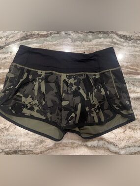 RARE lululemon athletica Camo Speed short *4-way Stretch Sz 4 LIKE NEW